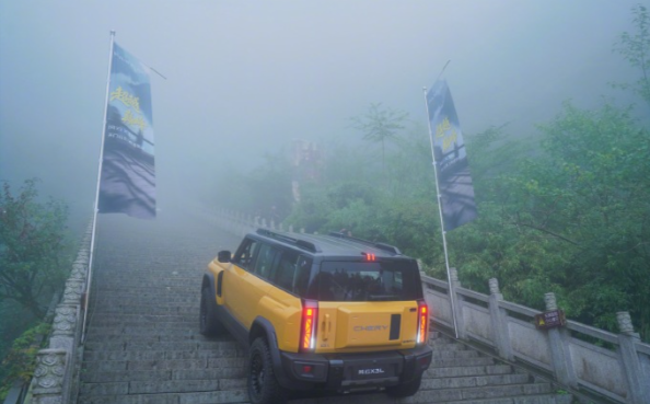 奇瑞新车风云X3L挑战张家界天门山失败 溜下台阶撞坏护栏